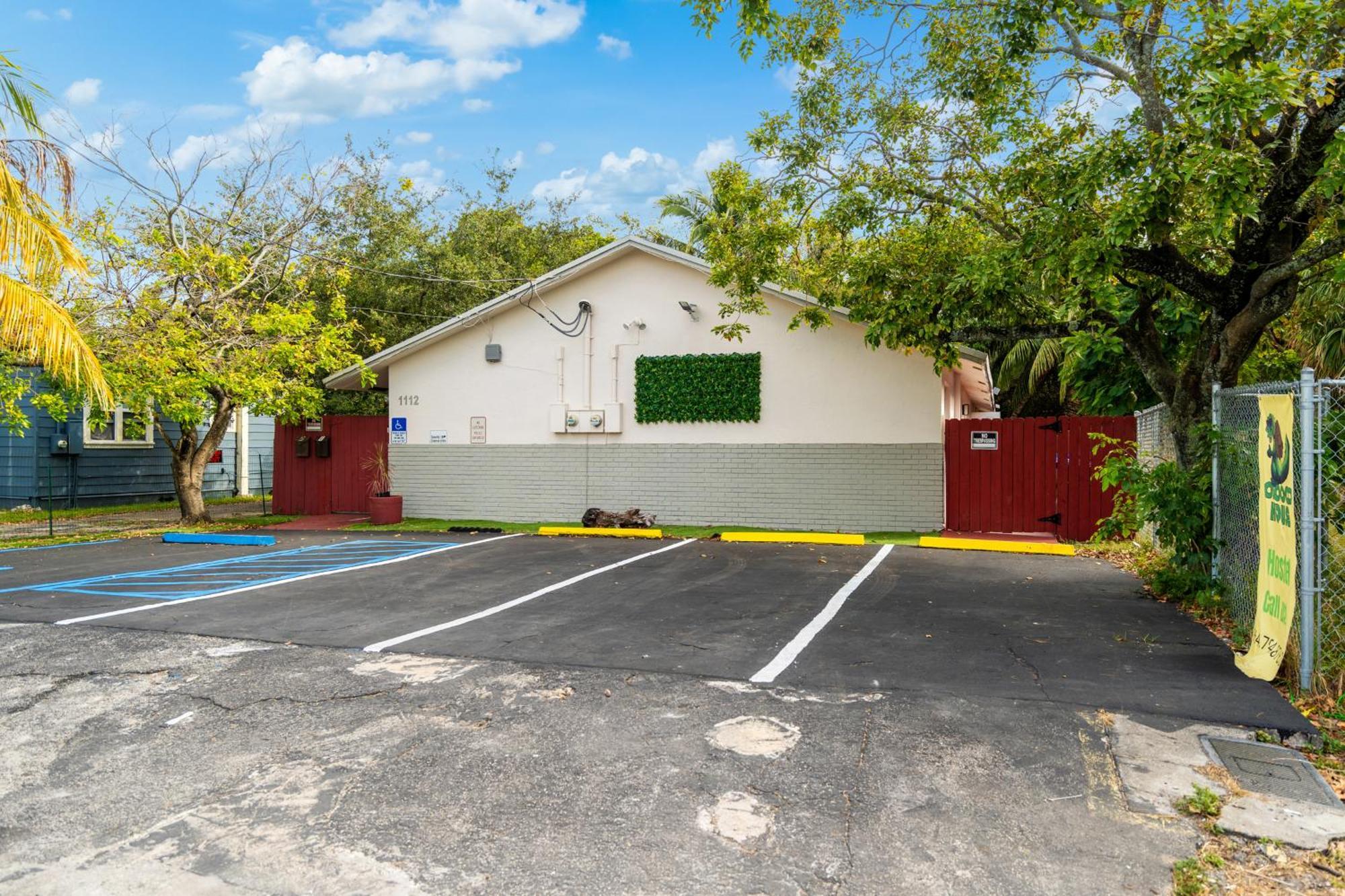 Crocodhouse Early Check In Eight Years Hosting Vandrarhem Fort Lauderdale Exteriör bild