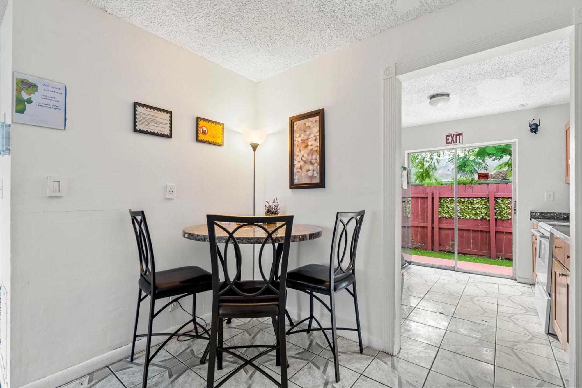 Crocodhouse Early Check In Eight Years Hosting Vandrarhem Fort Lauderdale Exteriör bild
