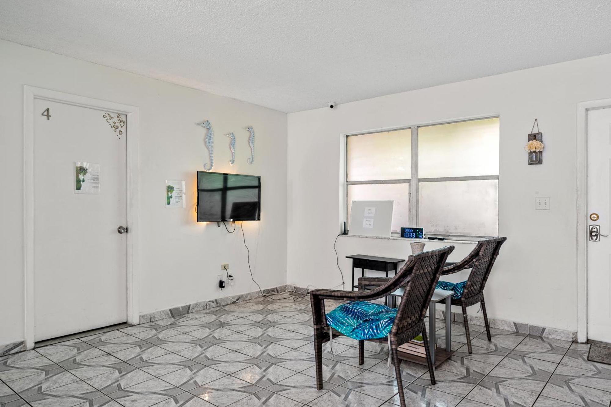 Crocodhouse Early Check In Eight Years Hosting Vandrarhem Fort Lauderdale Exteriör bild