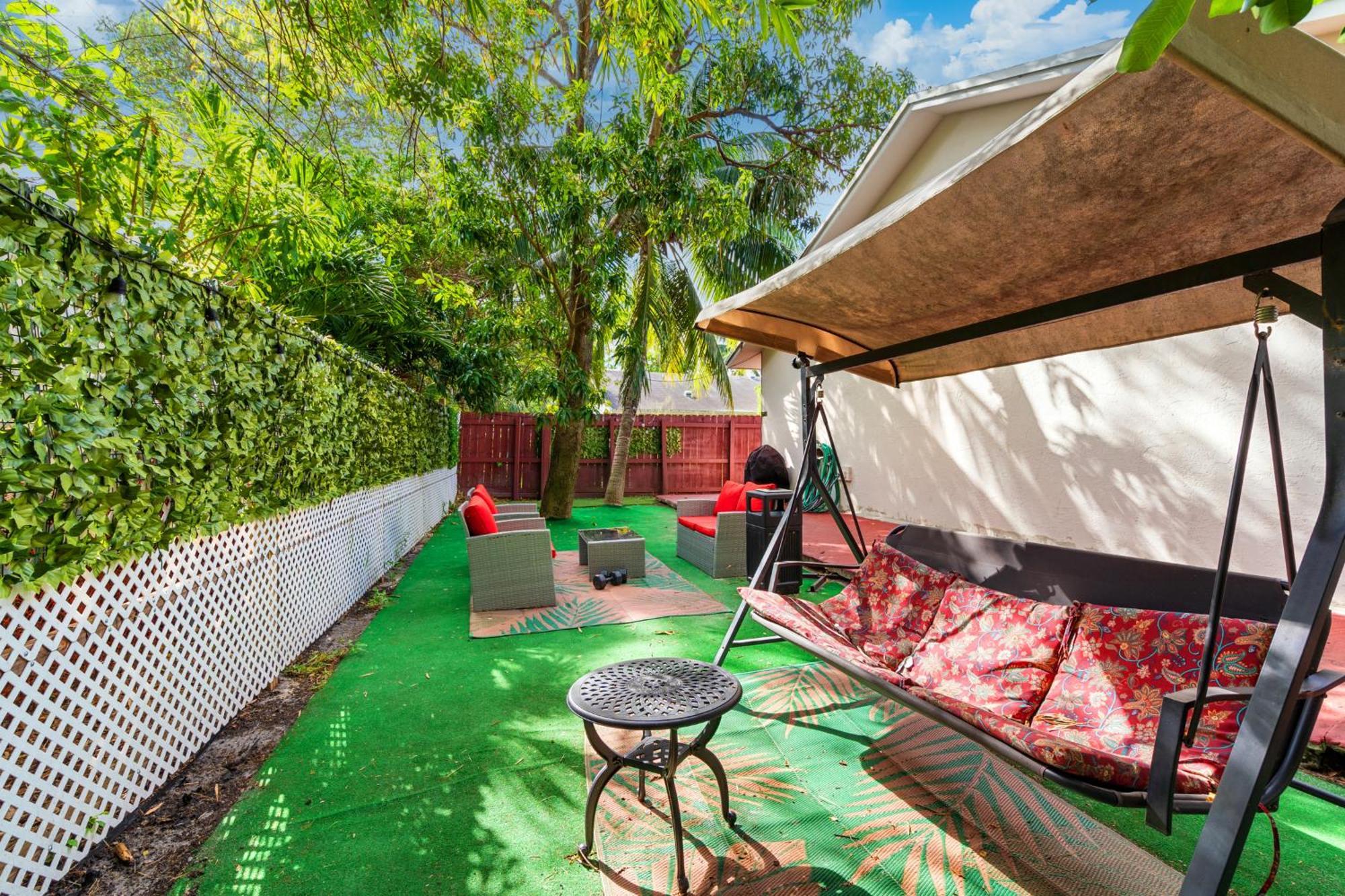 Crocodhouse Early Check In Eight Years Hosting Vandrarhem Fort Lauderdale Exteriör bild
